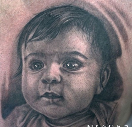 背部婴儿纹身