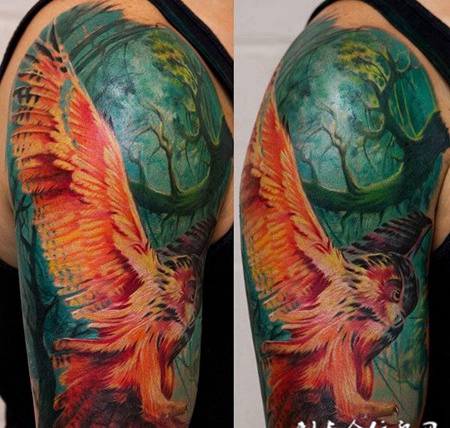 大臂上飞翔的老鹰纹身