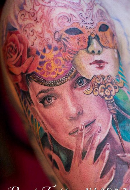 胳膊上带着面具的美女纹身