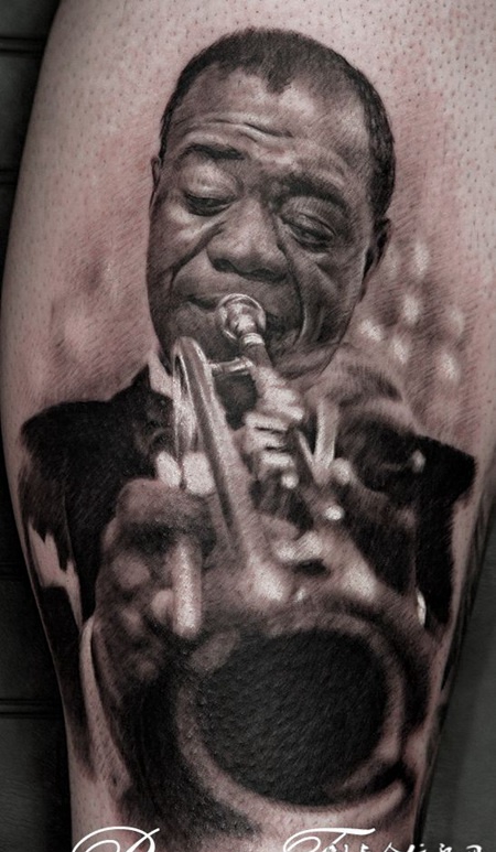 小腿上吹长号的纹身