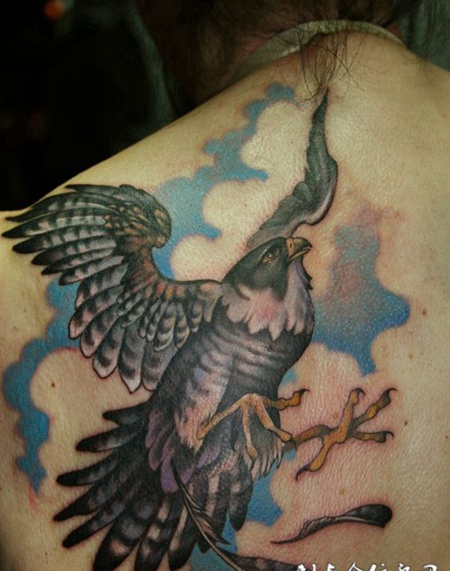 背部飞行的鹰纹身