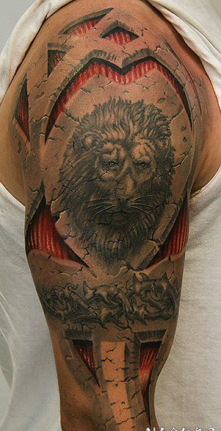 大臂上彩色雕刻纹身