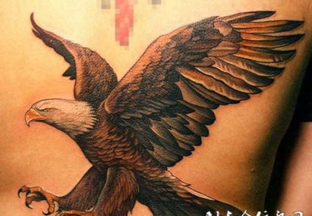 后腰老鹰纹身