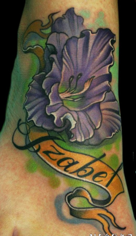 脚面紫色菖兰花朵纹身