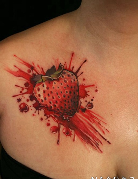 胸前带血的草莓纹身