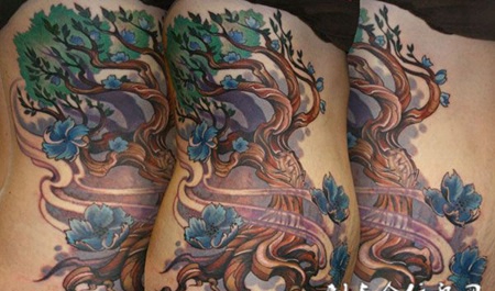 腰侧风中的大树纹身