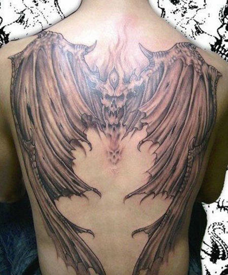 满背长着恶魔翅膀的骷髅头纹身