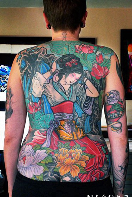 满背美女牡丹纹身