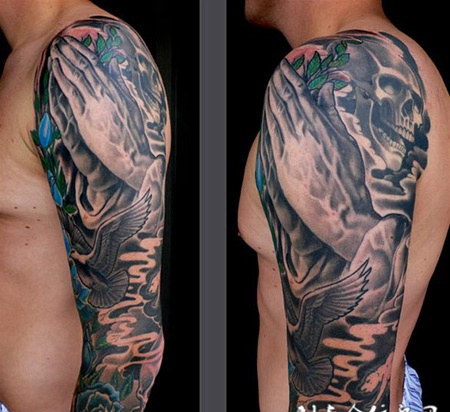 胳膊上的祷告的手纹身