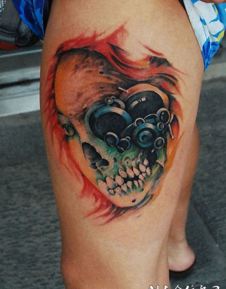 大腿上的机械骷髅纹身