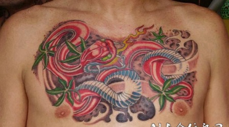 胸前的红色小蛇纹身