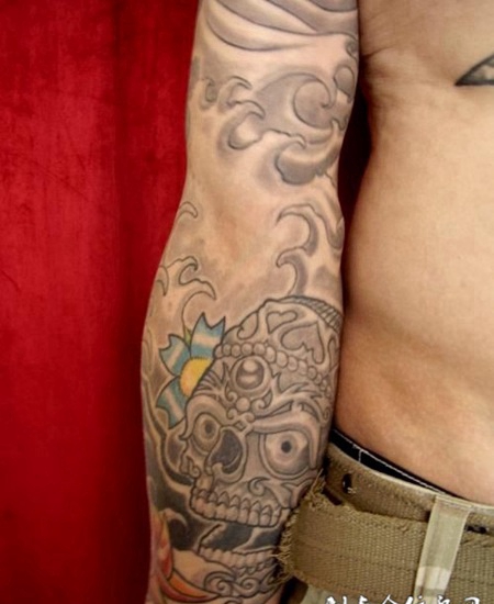 小臂嘎巴拉纹身