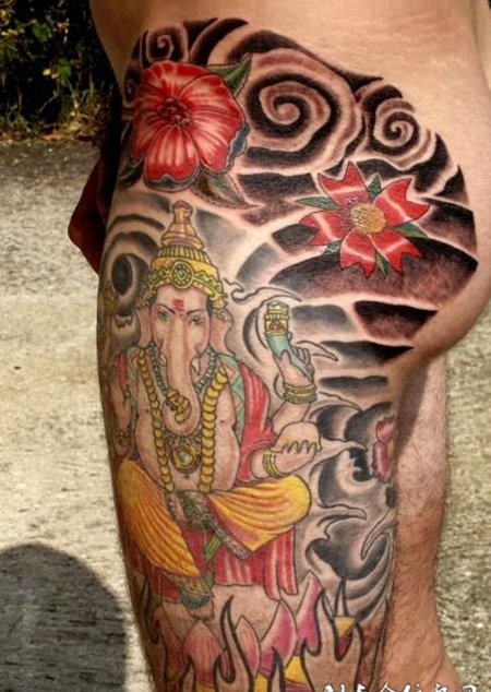 大腿上的象神纹身