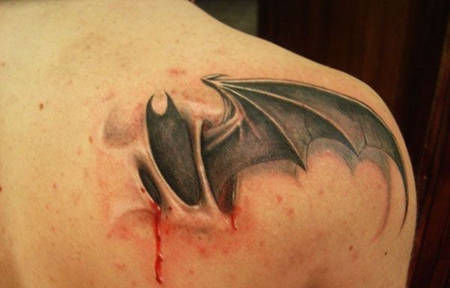 肩部帅气恶魔翅膀纹身图案