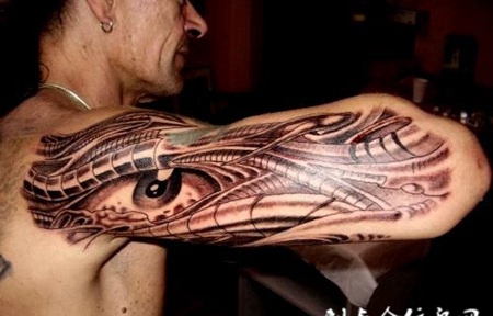 大臂机械眼睛纹身