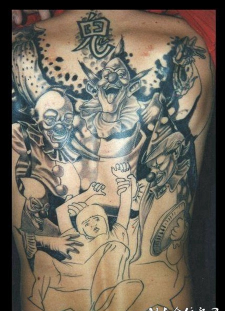 满背小丑纹身