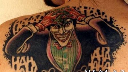 背部小丑纹身