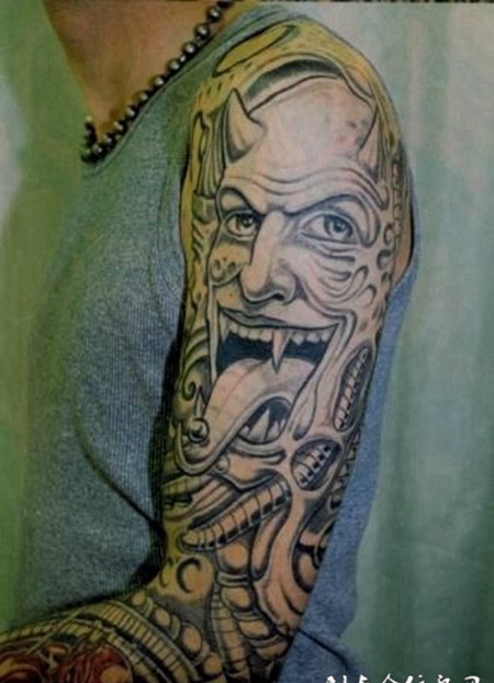 花臂恶魔机械纹身