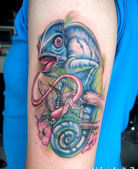 大臂变色龙纹身