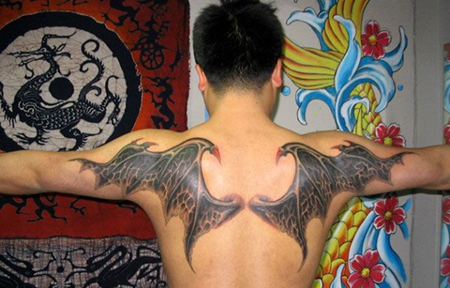 背部蝙蝠恶魔翅膀纹身图案