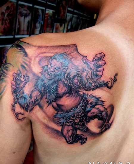 后背上锁着的猴子的纹身