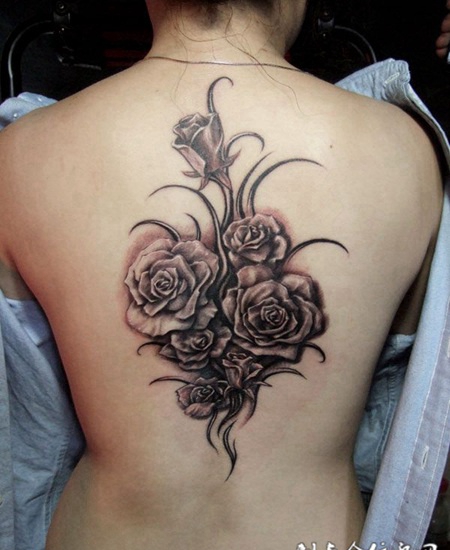 背部玫瑰花花藤纹身
