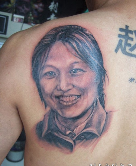 后背肖像纹身