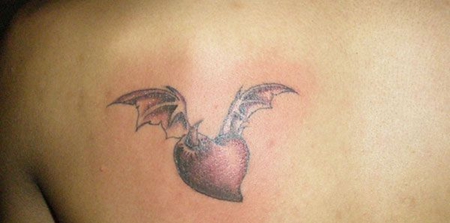 背部长着恶魔翅膀的心纹身