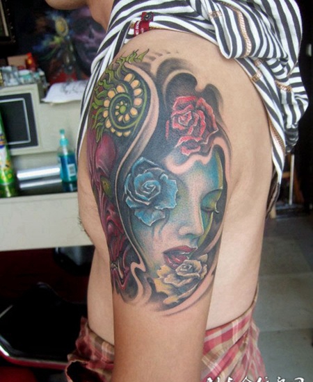 大臂美女玫瑰纹身