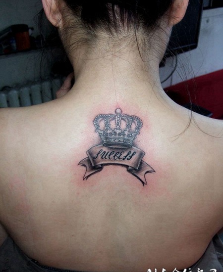 后背上的皇冠丝带纹身