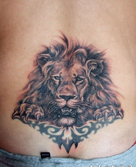 腰侧狮子头纹身