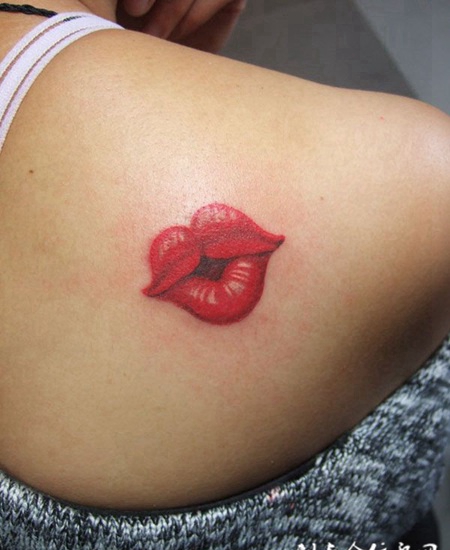 肩膀后的唇印纹身