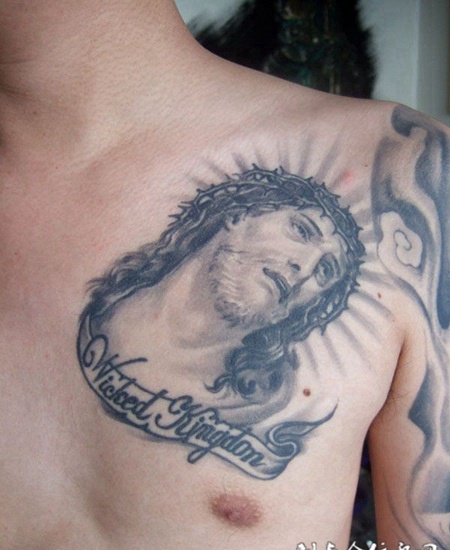 胸前的耶稣纹身