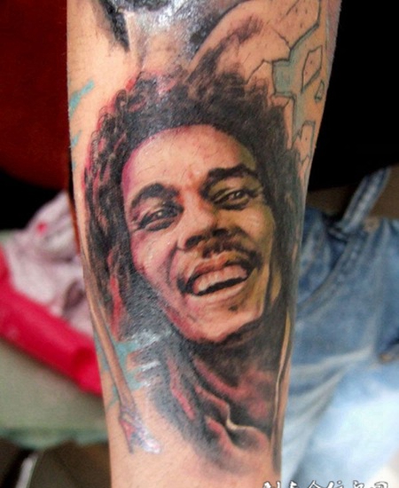 小腿上的杰克逊纹身