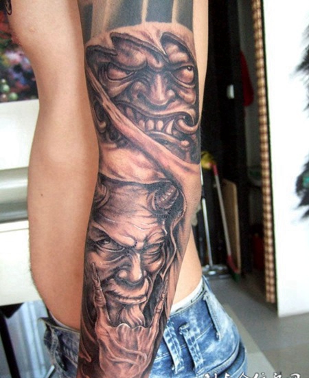 花臂恶魔纹身