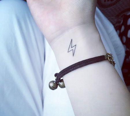 手腕清新闪电纹身图案