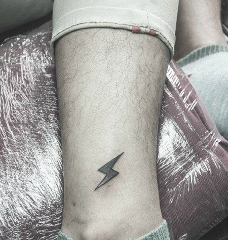 脚踝小闪电纹身图案