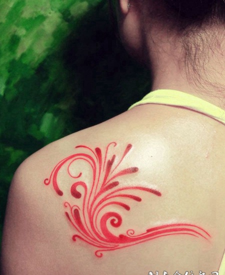 背部红色藤蔓纹身