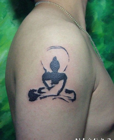 胳膊上的泼墨佛像纹身