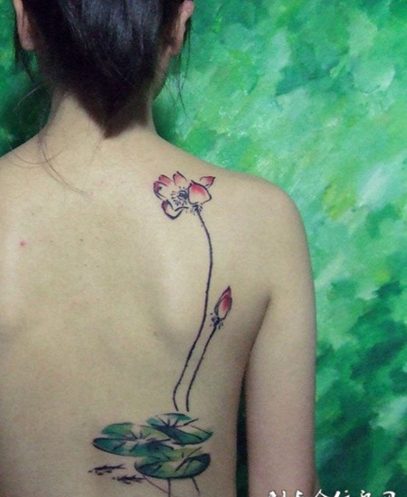 后背荷叶莲花纹身