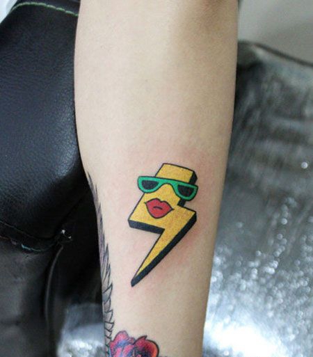 手臂黄色闪电纹身图案