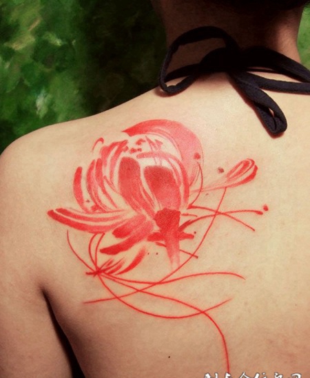 背部红莲花纹身