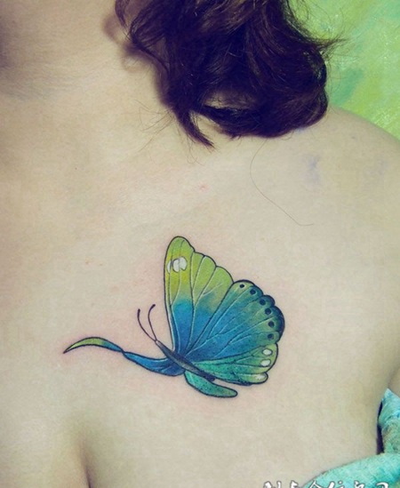胸前的绿色蝴蝶纹身