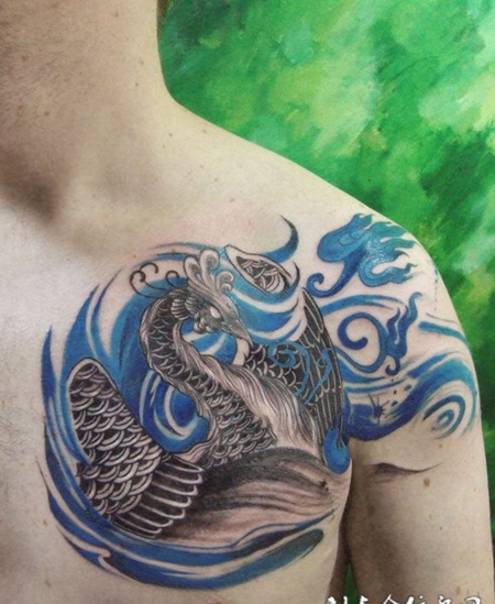 胸前的蓝凤凰纹身