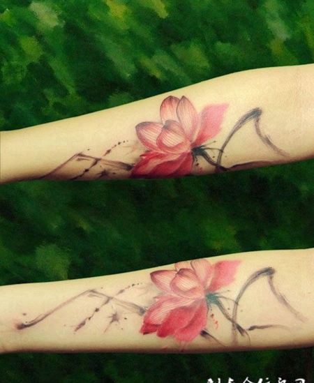 小臂红色莲花纹身