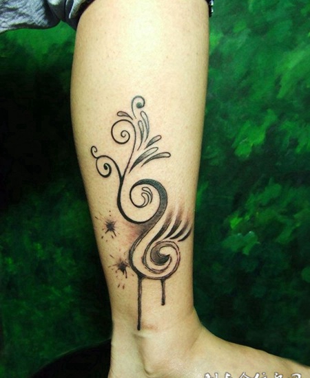 小腿花藤纹身