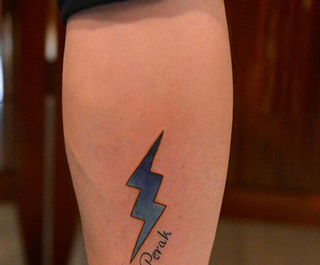 小腿帅气闪电纹身图案