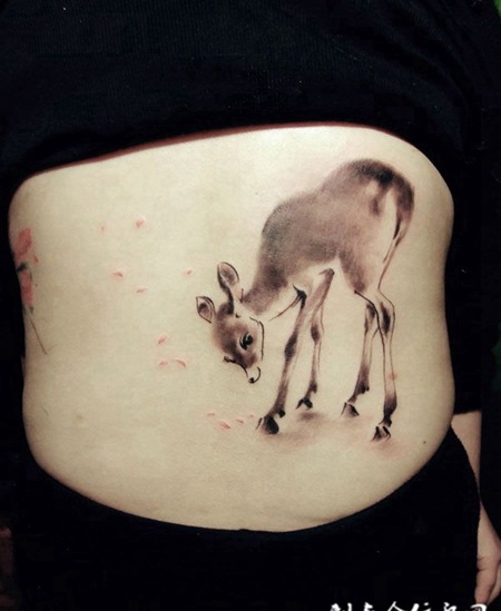 腰侧小鹿纹身