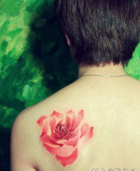 后背蔷薇花纹身