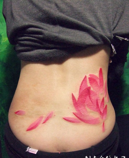 后腰飘逸莲花纹身